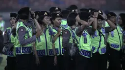 Polwan (Polisi Wanita) ikut dalam pengamanan Stadion Si Jalak Harupat dan juga pengamanan parade juara Piala Presiden 2015 di Kota Bandung, Minggu (25/10/2015). (Bola.com / Nicklas Hanoatubun)