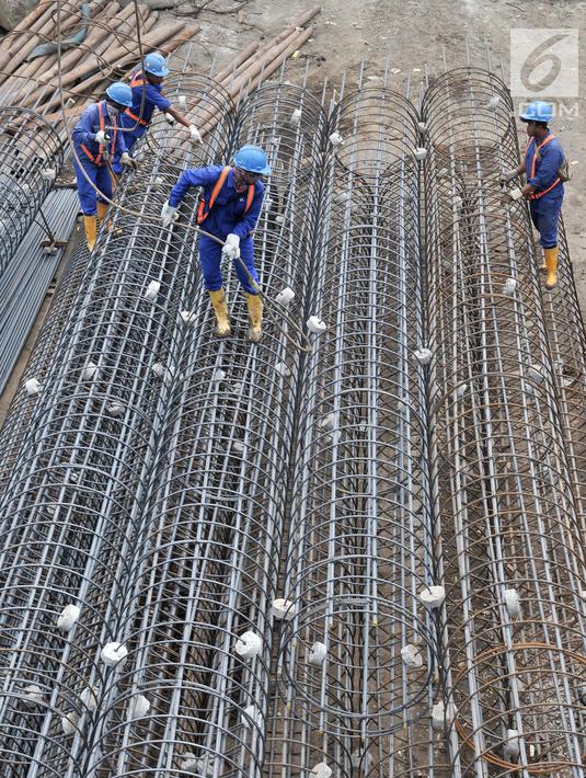 Pekerja mengaitkan besi-besi saat melakukan pembangunan proyek enam ruas tol dalam kota seksi 1A di kawasan Cakung, Jakarta, Senin (5/11). Pembangunan enam ruas tol dalam kota terdiri dari tiga tahap. (Liputan6.com/Iqbal Nugroho)
