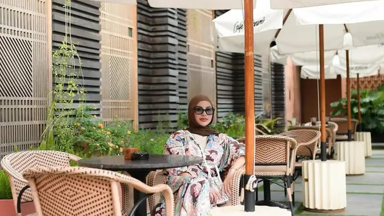Gaya Aurel Hermansyah Terbaru saat Nongkrong di Kafe Bali, Anggun dengan Dress Flowy dan Tas Putih