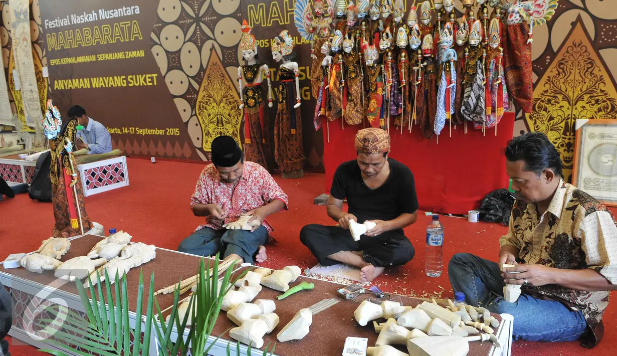 Sejumlah pengrajin memperlihatkan cara membuat wayang golek di Festival Naskah Nusantara, Perpustakaan Nasional, Jakarta (14/9/2015). (Liputan6.com/ Gempur M Surya)