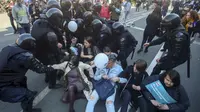 Polisi Rusia berushaa mengamankan para pengunjuk rasa pada peringatan Hari Buruh, 1 Mei 2019 (AP/Dmitry Yermakov)