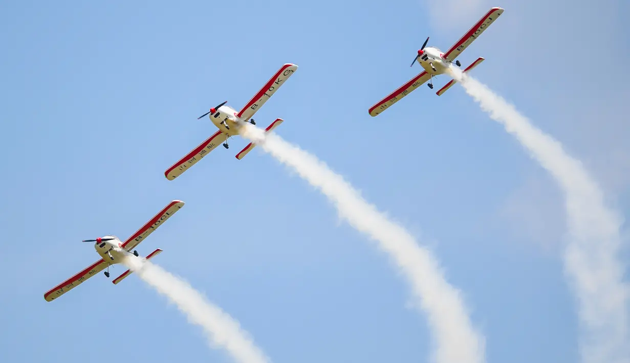 Sejumlah pesawat mengudara dalam formasi pada pertunjukan aerobatik di Wilayah Siziwang, Ulanqab, Daerah Otonom Mongolia Dalam, China utara, pada 21 Agustus 2020. (Xinhua/Xu Qin)