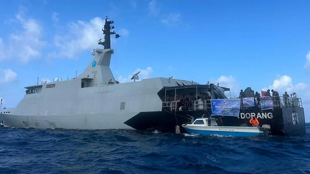 FOTO: KRI Dorang Salurkan Bantuan ke Desa Terisolasi Halmahera Barat
