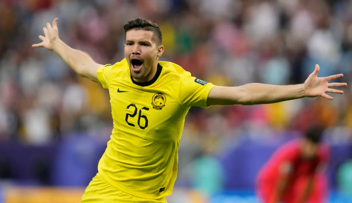 Pemain Malaysia Romel Morales melakukan selebrasi setelah mencetak gol ke gawang Korea Selatan pada pertandingan sepak bola Grup E Piala Asia di Stadion Al Janoub, Al Wakrah, Qatar, Kamis (25/1/2024). Pertandingan berakhir imbang 3-3. (AP Photo/Thanassis Stavrakis)