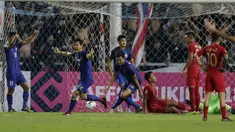 Para pemain Thailand merayakan gol yang dicetak Pansa Hemviboon ke gawang Timnas Indonesia pada laga Piala AFF 2018 di Stadion Rajamangala, Bangkok, Sabtu (17/11). Thailand menang 4-2 dari Indonesia. (Bola.com/M. Iqbal Ichsan)