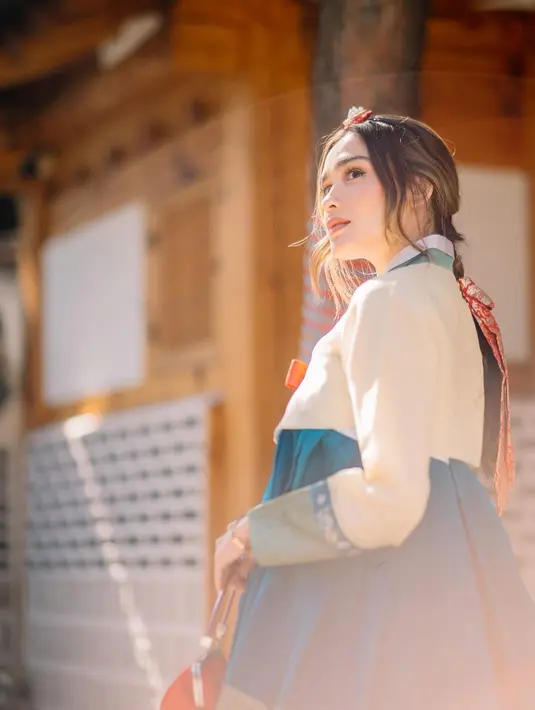 Penampilan Yasmine dibalut hanbok sukses mencuri perhatian. Banyak netizen yang terpesona akan kecantikan alami dari ibu 3 anak ini. [@yaswildblood]