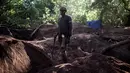 Seorang penambang liar berdiri di penambangan batu ruby Gemfields di Montepuez, Mozambik (14/2). (AFP/John Wessels)