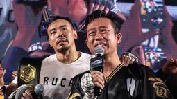 Paris Pernandes menangis setelah laga melawan Rudy Golden Boy dalam ajang HSS Series 7: The Redemption di W Super Club Gatsu, Jakarta, pada Sabtu (7/2/2026). (Bola.com/Nur Iman Ali)