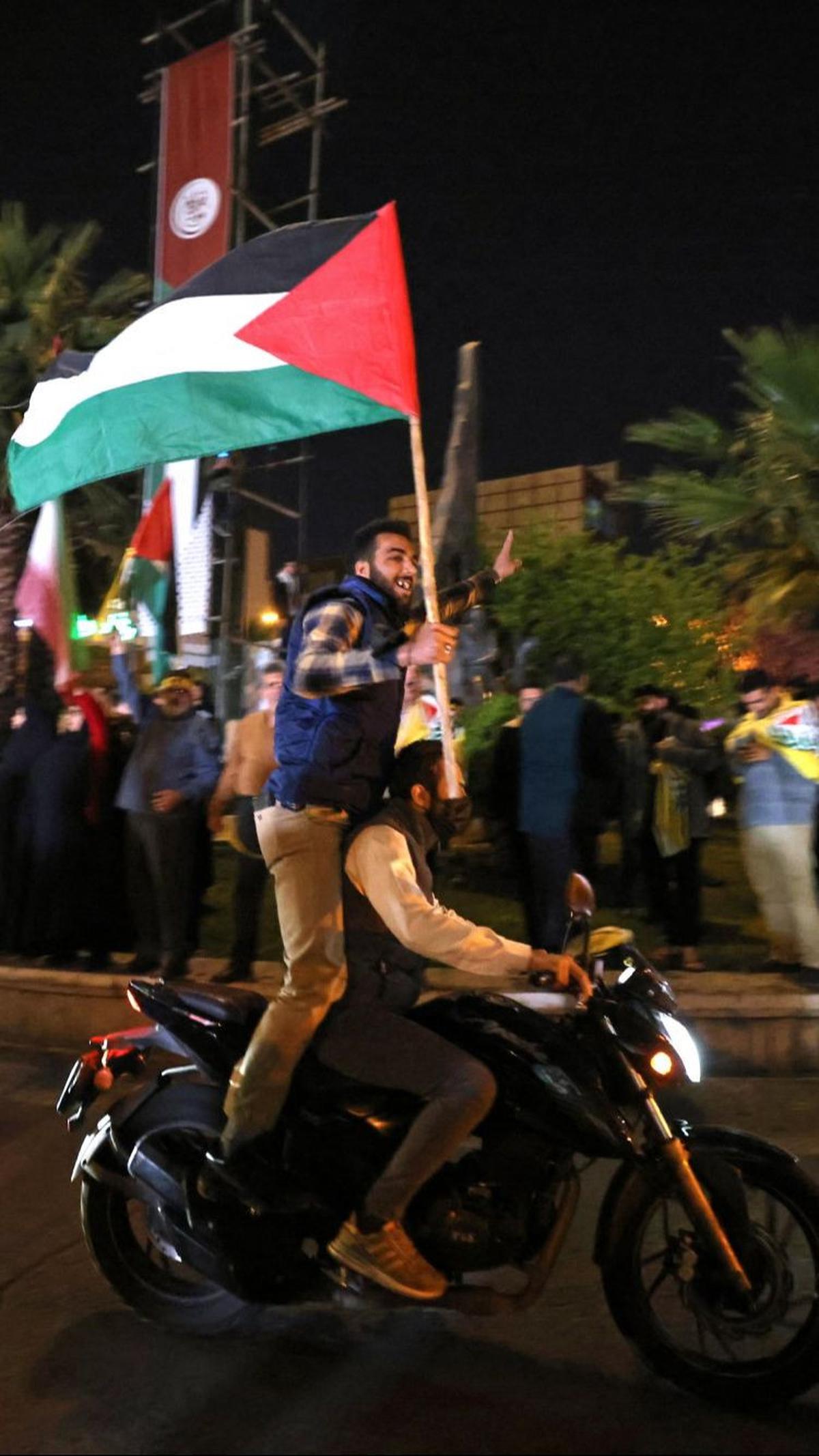 Garda Revolusi Iran (IRGC) mengkonfirmasi pada 14 April 2024 bahwa serangan ratusan drone dan rudal sedang berlangsung terhadap Israel.&nbsp;Foto: Atta Kenare/AFP