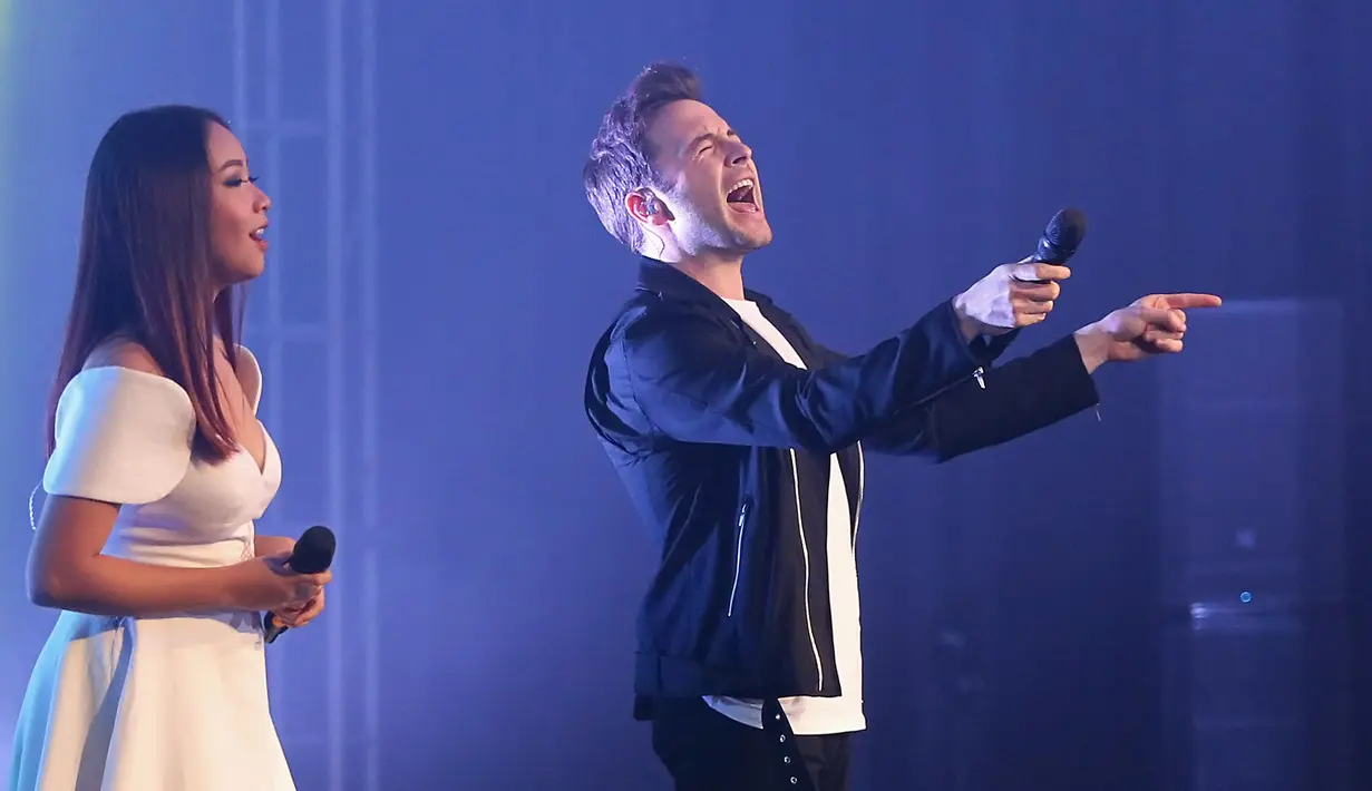 Tidak hanya menyanyikan lagu dari albumnya sendiri, Shane Filan juga menyanyikan lagu-lagu lama yang dipopulerkan Weslife. Shane mengajak penonton untuk bernostalgia saat itu. (Bambang E. Ros/Bintang.com)