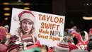 Poster bertuliskan "Taylor Swift membuat NFL hebat lagi" dari seorang fans saat pertandingan NFL (National Football League) antara Kansas City Chiefs melawan Las Vegas Raiders di Arrowhead Stadium, Kansas, Amerika Serikat, Selasa (26/12/2023) WIB. (AP Photo/Charlie Riedel)