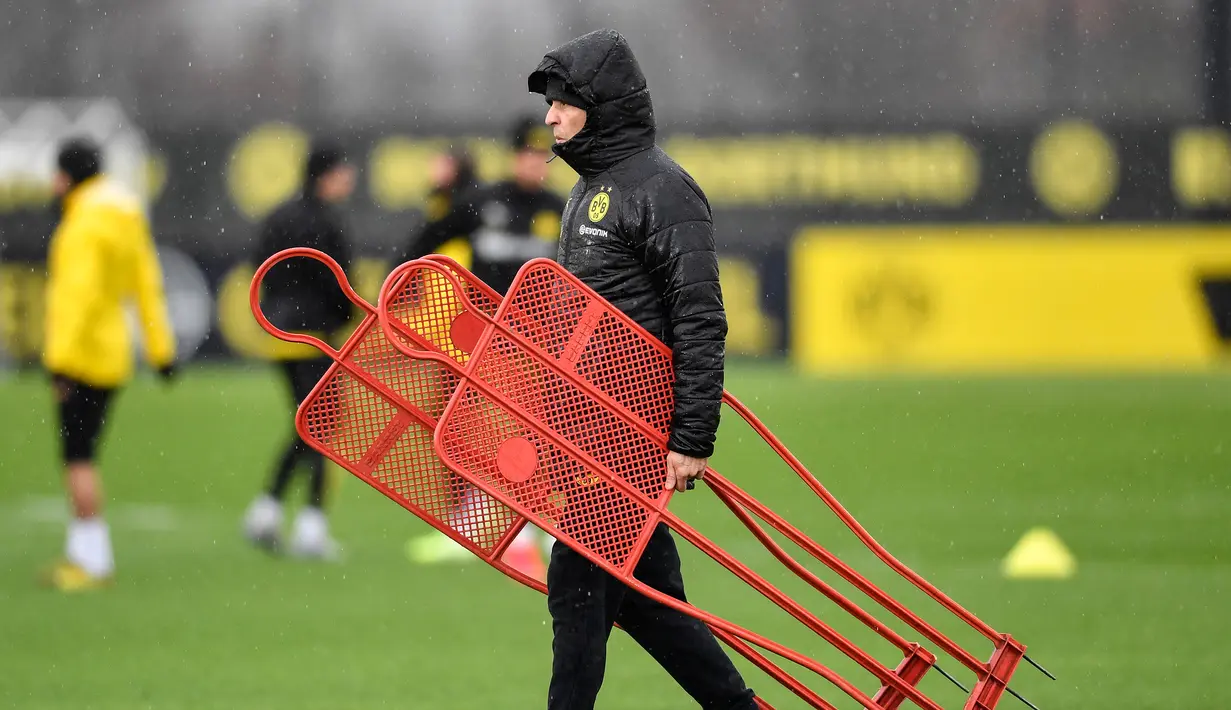 Pelatih Borussia Dortmund Lucien Favre saat memimpin anak asuhnya berlatih jelang menghadapi Paris Saint-Germain (PSG) pada leg pertama babak 16 Besar Liga Champions di Dortmund, Jerman, Senin (17/2/2020). Dortmund akan menjamu PSG pada Rabu (19/2/2020) dini hari WIB. (AP Photo/Martin Meissner)