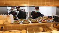 Juru masak menyiapkan menu makanan di sela penyerahan Sertifikat Halal berpredikat A oleh Badan Penyelenggara Jaminan Produk Halal (BPJPH) yang mendapatkan penetapan dari MUI kepada Eatwell Culinary Indonesia (Ta Wan dan Dapur Solo) di Jakarta (8/11/2022) (Liputan6.com)