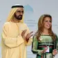 Sheikh Mohammed bin Rashid al-Maktoum, Wakil Presiden dan Perdana Menteri Uni Emirat Arab sekaligus penguasa Dubai, dan Putri Haya binti  Al-Hussein tampil bersama pada 2018 sebelum bercerai. (dok. KARIM SAHIB / AFP)