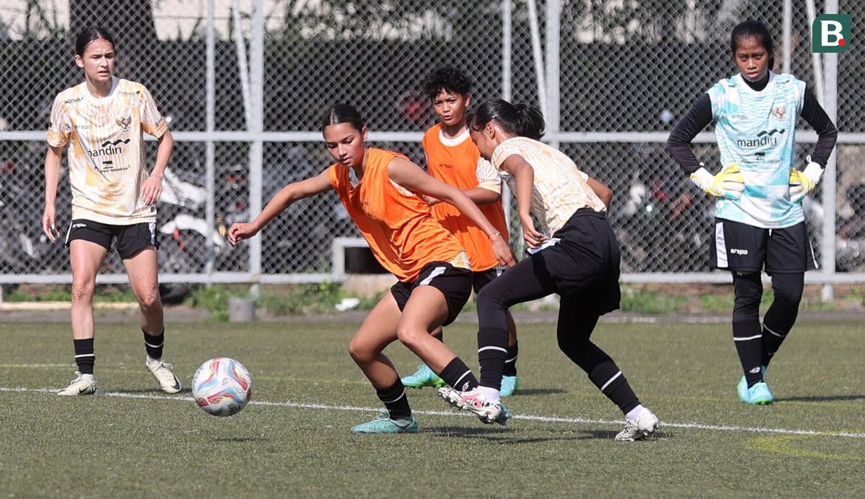 Pemain keturunan, Estella Loupatty (tengah kiri) ikut berlatih bersama Timnas Indonesia Putri di Lapangan ABC, Senayan, Jakarta, Rabu (26/06/2024). (Bola.com/M Iqbal Ichsan)