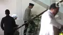 KPK secara resmi mengumumkan penetapan dua tersangka dalam perkara ini pada Jumat 9 Januari 2026, yakni Yaqut Cholil Qoumas dan Ishfah Abidal Aziz alias Gus Alex. Tampak dalam foto, mantan Menteri Agama, Yaqut Cholil Qoumas (tengah) sesaat sebelum menjalani pemeriksaan di gedung Merah Putih Komisi Pemberantasan Korupsi (KPK), Jakarta, Kamis (12/3/2026). (Liputan6.com/Helmi Fithriansyah)