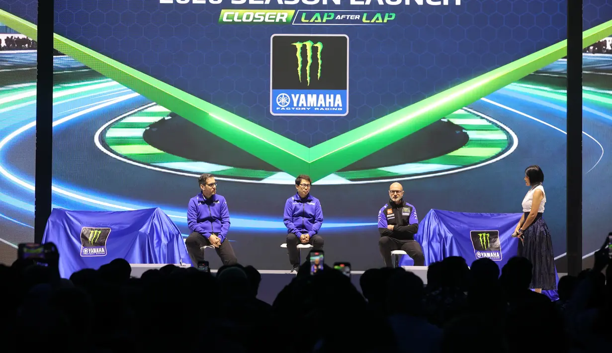 Team Director Monster Energy Yamaha MotoGP, Massimo Meregalli, menyebut momen ini sebagai tantangan teknis terbesar bagi tim untuk memberikan tenaga lebih besar namun tetap mempertahankan kelincahan khas M1. Tampak dalam foto, suasana perkenalan motor baru Yamaha yang akan digunakan untuk mengarungi MotoGP 2026 di Jakarta, Rabu (21/1/2026). (Bola.com/M Iqbal Ichsan)