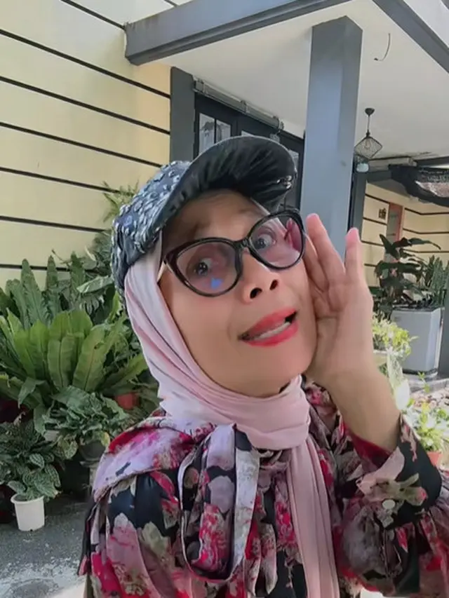 7 Potret Teras Rumah Nursyah Ibunda Indah Permatasari, Asri dengan Nuansa Hijau dan Aktivitas Sehari-hari