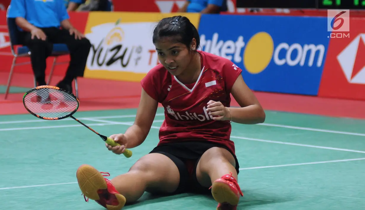 Tunggal putri Indonesia, Gregoria Mariska Tunjung terjatuh saat melawan Goh Jin Wei (Malaysia) pada babak pertama Indonesia Masters 2018 di Istora Senayan, Jakarta, Rabu (24/1). Gregoria kalah 14-21, 21-19, 12-21. (Liputan6.com/Helmi Fithriansyah)