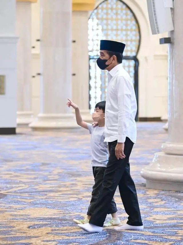 Presiden Jokowi dan Jan Ethes kunjungi Masjid Raya Sheikh Zayed Solo. (Foto: Dok. Instagram terverifikasi @jokowi)