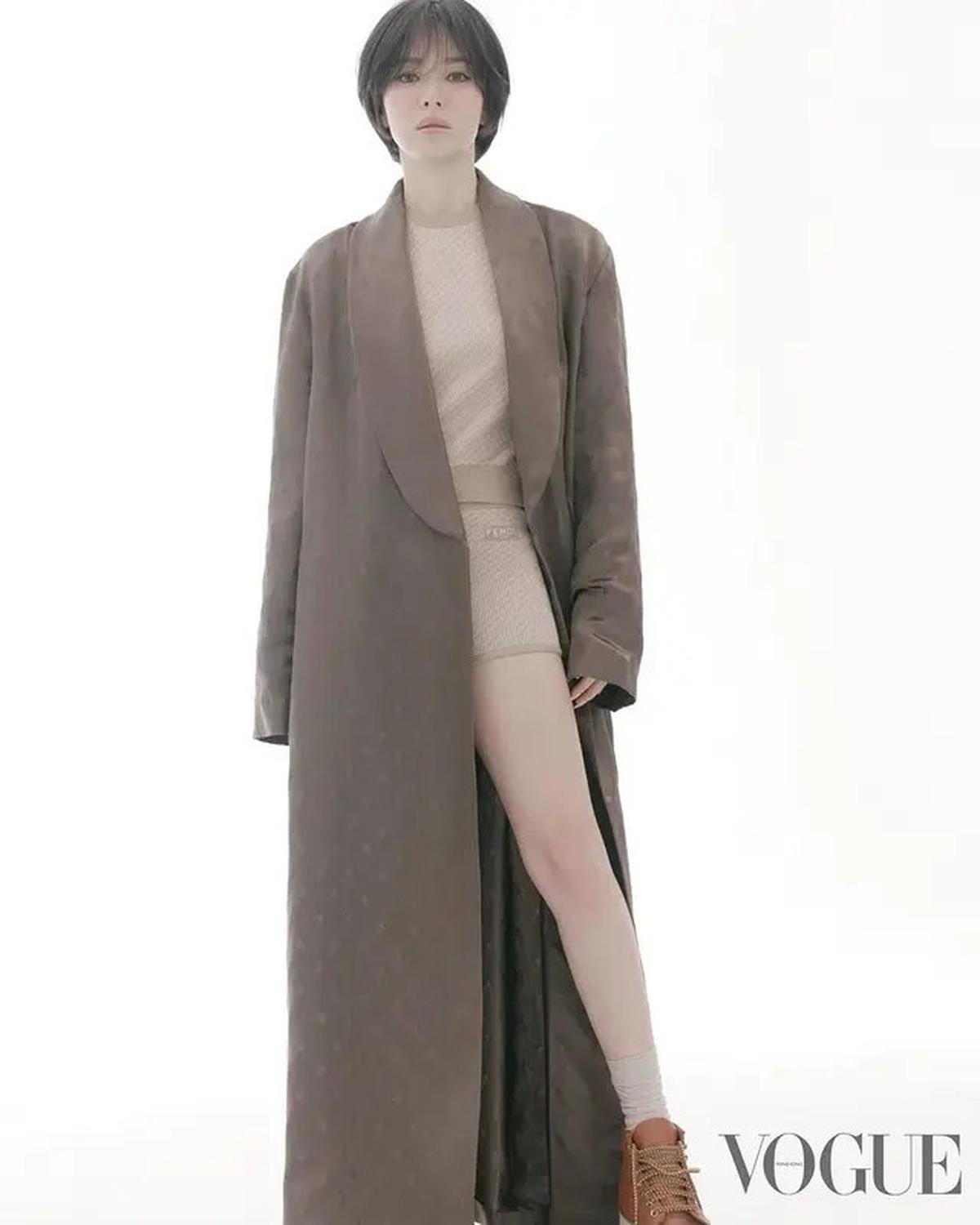 8 Gothic Look Song Hye Kyo yang Nampang di Majalah Vogue, Bak Boneka Hidup di Usia 43 Tahun