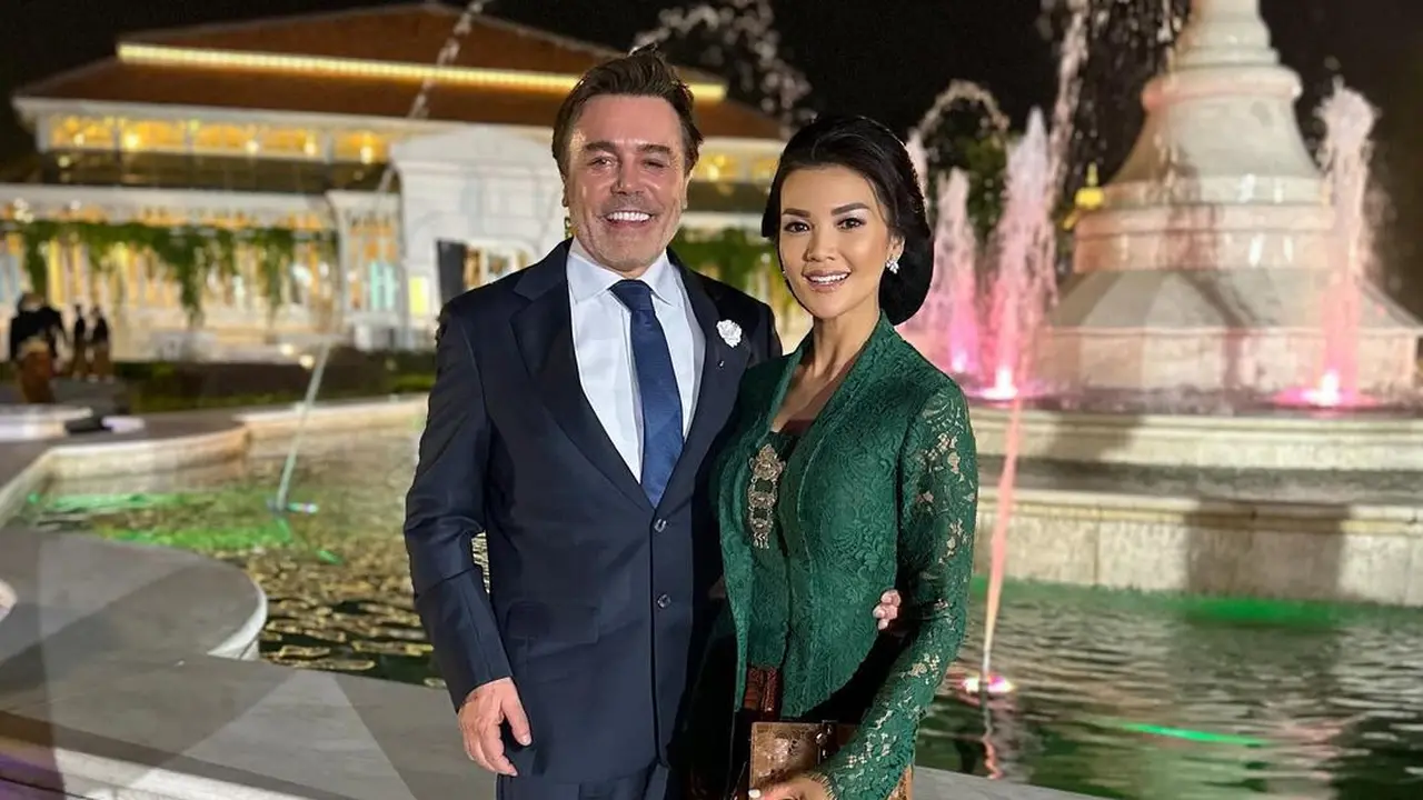 Farah Quinn dengan kebaya hijau (Instagram/farahquinnofficial)