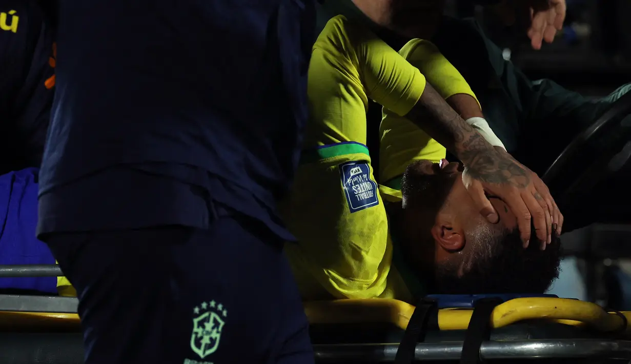Menurut media Brasil, Globo, sang pemain mengalami cedera lutut parah yang bisa jadi menandakan kerusakan ligamen.  (Pablo PORCIUNCULA / AFP)