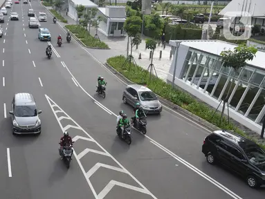 Pengendara motor melintasi kawasan Sudirman, Jakarta, Minggu (2/2/2020).  Ditlantas Polda Metro Jaya akan melakukan penindakan pelanggran E-TLE untuk sepeda motor mulai Senin (3/2), mulai hari kerja. (Liputan6.com/Herman Zakharia)