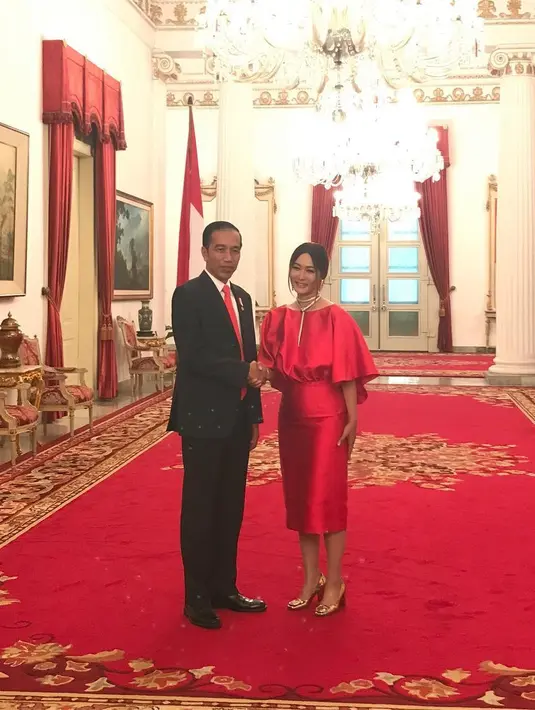 Salah satu selebriti yang mendapat kartu ucapan spesial adalah penyanyi dangdut Inul Daratista. Kartu ucapan Idul Fitri dari orang nomor satu itu diunggah di laman Instagramnya. (Instagram/inul.d)