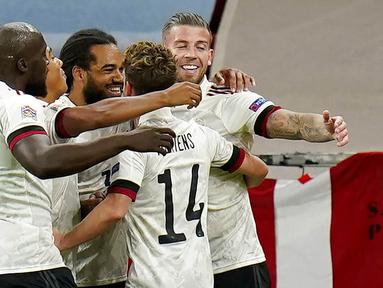 Para pemain Belgia merayakan gol yang dicetak oleh Jason Denayer ke gawang Denmark pada laga UEFA Nations League di Stadion Parken, Minggu (6/9/2020). Belgia menang 2-0 atas Denmark. (Liselotte Sabroe/Ritzau Scanpix via AP)