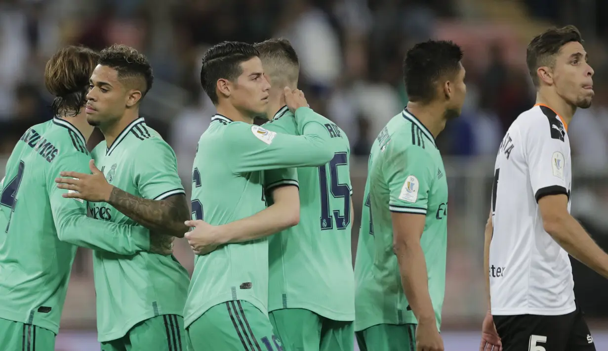 Para pemain Real Madrid merayakan kemenangan usai bertanding melawan Valencia pada semifinal Piala Super Spanyol di stadion King Abdullah di Jiddah, Arab Saudi, Rabu, (8/1/2020). Hasil ini membua Real Madrid melaju ke final Piala Super Spanyol. (AP Photo/Hassan Ammar)