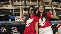 Dua suporter cantik, Etsa Kirana dan Permata Intan mendukung Timnas Indonesia saat melawan Filipina pada laga SEA Games 2017 Malaysia di Stadion Shah Alam, Selangor, Kamis (17/8/2017). (Bola.com/Vitalis Yogi Trisna)