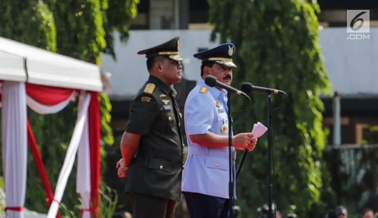Jenderal TNI Gatot Nurmantyo dan Marsekal TNI Hadi Tjahjanto dalam upacara serah terima jabatan Panglima TNI di Mabes TNI Cilangkap, Sabtu (9/12). Hadi Tjahjanto menggantikan Gatot Nurmantyo yang akan memasuki masa pensiun. (Liputan6.com/Faizal Fanani)