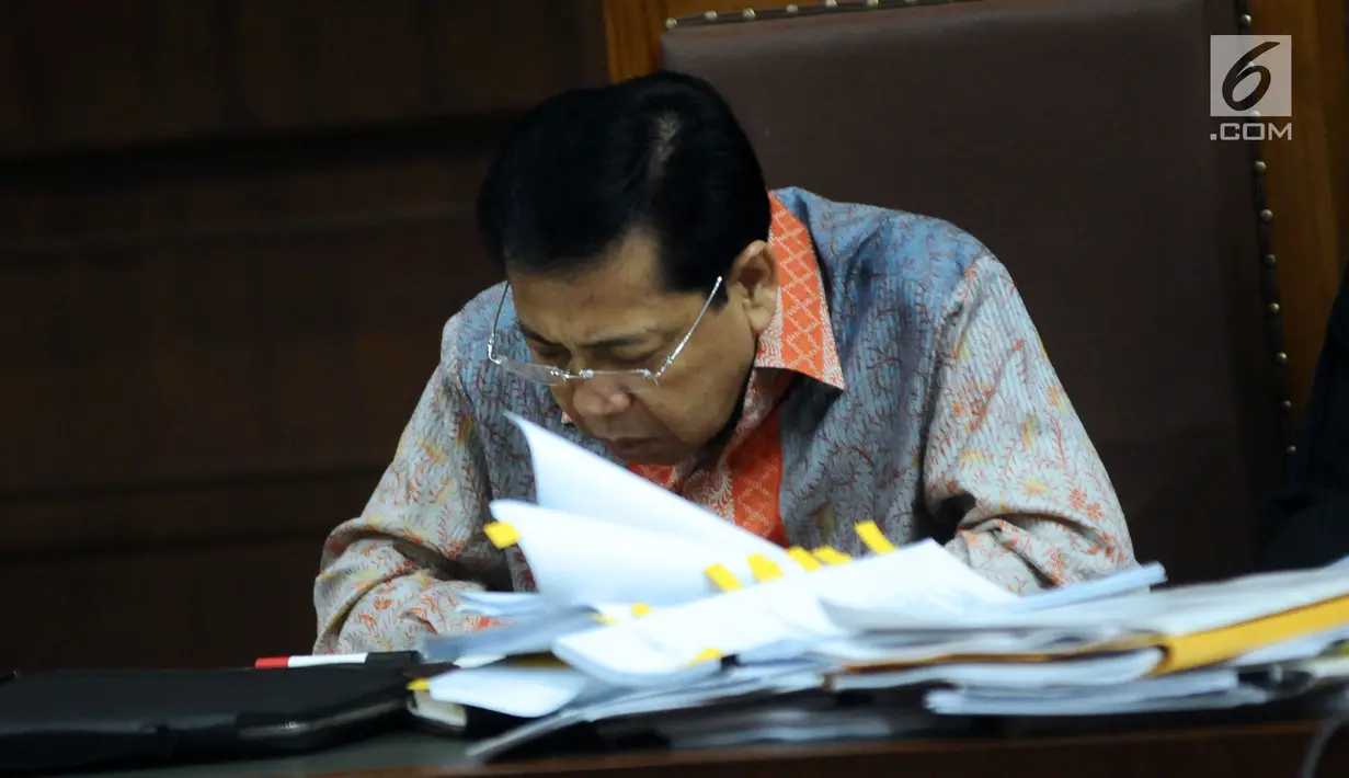 Terdakwa dugaan korupsi proyek e-KTP, Setya Novanto saat sidang lanjutan di Pengadilan Tipikor, Jakarta, Kamis (1/2). Sidang menghadirkan lima saksi dalam proyek e-KTP. (Liputan6.com/Helmi Fithriansyah)
