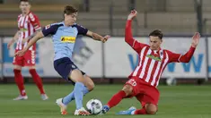 Gelandang Borussia Monchengladbach, Florian Neuhaus, berebut bola bek SC Freiburg, Robin Koch, pada laga lanjutan Bundesliga di Freiburg, Jumat (5/6/2020) waktu setempat. Monchengladbach kalah 0-1 atas Freiburg. (AFP/Ronald Wittek/Pool)