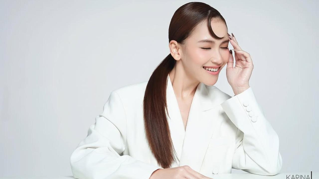 4 Potret Terbaru Ayu Ting Ting dengan Outfit Serba Putih dan Poni Bulan Sabit yang Unik