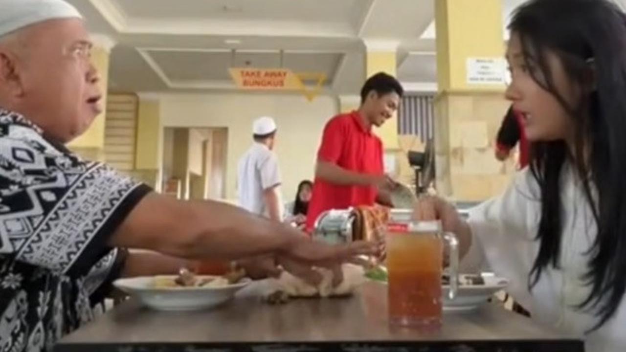Teringat Mendiang Sang Ayah, Aksi Perempuan Tak Biarkan Supir Makan Sendiri saat Liburan Ini Tuai Pujian