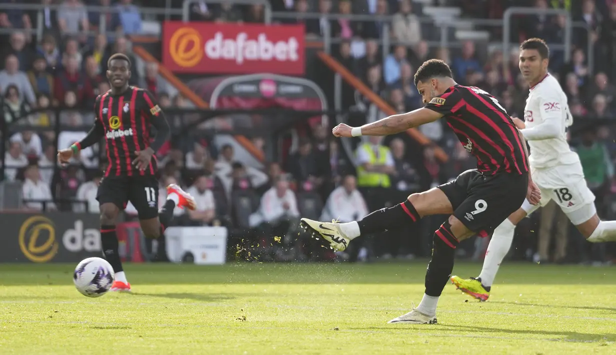 Striker Bournemouth, Dominic Solanke mencetak gol pertama timnya ke gawang Manchester United pada laga pekan ke-33 Premier League 2023/2024 di Vitality Stadium, Bournemouth, Sabtu (13/4/2024). (AP Photo/Kirsty Wigglesworth)