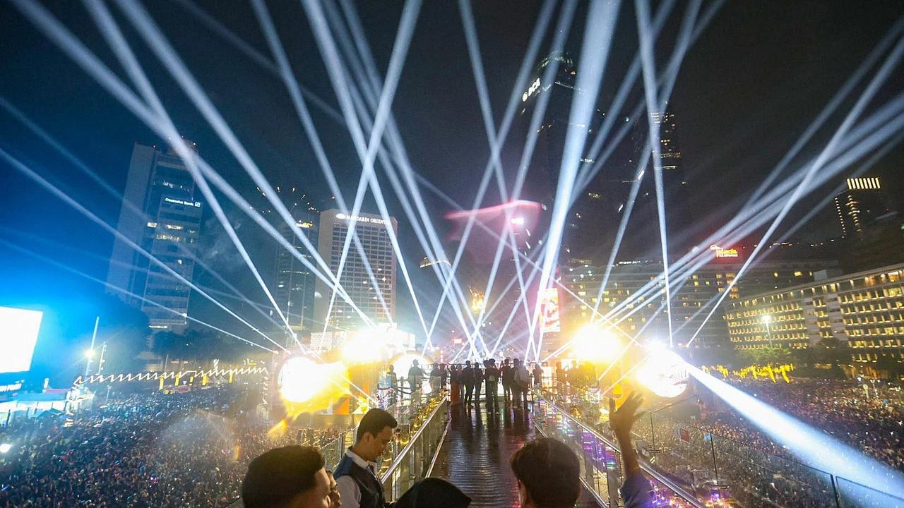 FOTO: Pertunjukan Drone Warnai Malam Tahun Baru 2026 di Bundaran HI