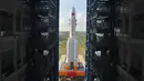 Roket Long March 5 saat dipersiapkan di Pusat Peluncuran Satelit Wenchang di Provinsi Hainan, Tiongkok, Kamis (3/11). Roket ini memiliki tinggi 62 meter dan berat sekitar 800 ton. (REUTERS/Daily Mail)