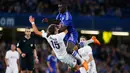 Bek Chelsea Kurt Zouma (atas) berebut bola dengan penyerang Fiorentina Ricardo Bagadur pada laga International Champions Cup di Stadion Stamford Bridge, Inggris, Kamis (6/8/2015).  Chelsea dipermalukan Fiorentina dengan skor 0-1. (Reuters/Peter Cziborra)
