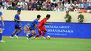 Pemain Timnas Indonesia U-23 (kanan) menggiring bola mencoba melewati pemain Timnas Thailand U-23 pada pertandingan semifinal SEA Games 2021 di Thien Truong Stadium, Vietnam, Kamis (19/5/2022). Timnas Indonesia U-23 kalah 0-1. (Dok. PSSI)