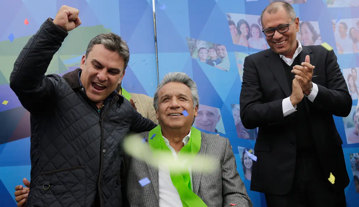 Lenin Moreno (kanan) bersama pendukungnya setelah kemenangan pemilu mereka di Quito, Ekuador, Selasa (4/4). Lenin Moreno menjadi presiden pertama Ekuador yang menyandang difabel. (AP Photo / Dolores Ochoa)