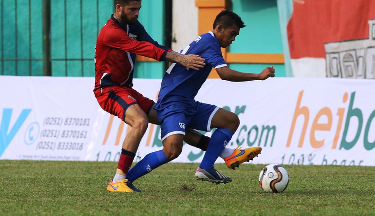 Diego Michiels (kiri) berebut bola dengan salah satu pemain PSB Bogor. (Bolacom/Arief Bagus)