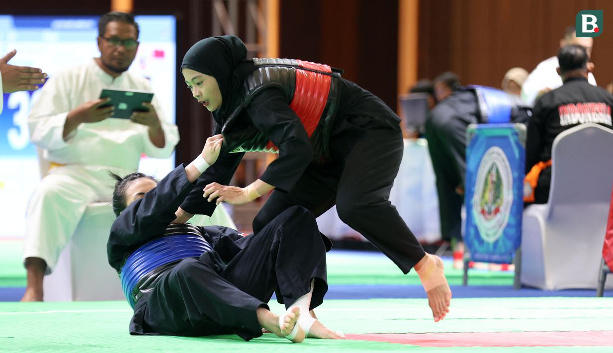 <p>Atlet pencak silat putri Indonesia,&nbsp;Safira Dwi Meilani (kanan) menghadapi wakil Vietnam,&nbsp;Nguyen Huang Hong An pada&nbsp;nomor tanding putri kelas B Pencak Silat SEA Games 2023 di Chroy Changvar International Convention and Exhibition Center, Phnom Penh, Kamboja, Rabu (10/05/2023). (Bola.com/Abdul Aziz)</p>