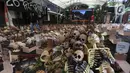 Sebanyak 2.000 tengkorak dan 1.000 kuburan yang ditampilkan saat aksi instalasi peringatan 26 tahun Reformasi dan napak tilas pelanggaran HAM Orde Baru di Jalan Diponegoro, Jakarta, Selasa (21/5/2024). (Liputan6.com/Angga Yuniar)