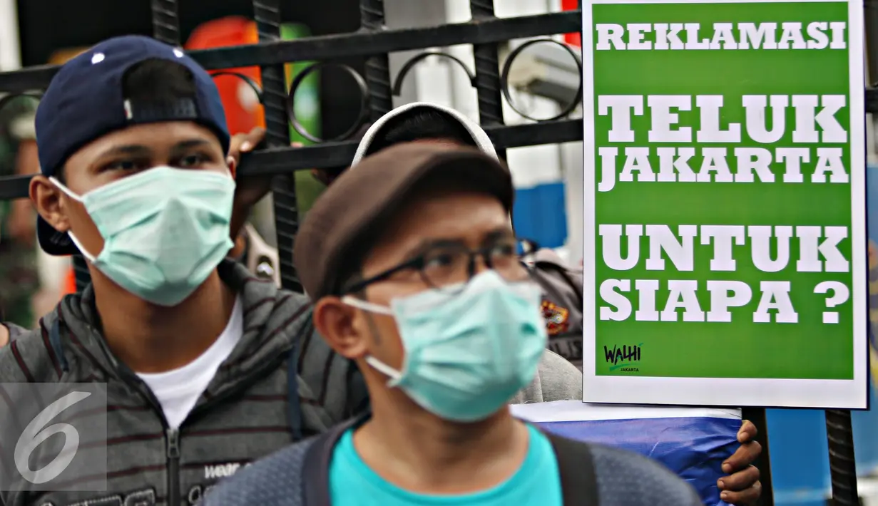 Koalisi Selamatkan Teluk Jakarta menggelar aksi unjuk rasa di depan Gedung DPRD Jakarta, Kamis (25/2). Massa menuntut agar dibatalkannya pengesahan dua Raperda Reklamasi (RZWP3K dan RTR Pantura Jakarta). (Liputan6.com/Immanuel Antonius)