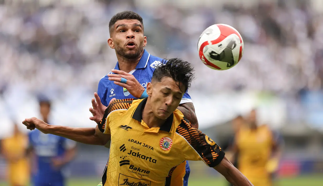 Sebaliknya, Maung Bandung cenderung melancarkan serangan balik cepat. Tampak dalam foto, pemain Persib dan Persija berebut penguasaan bola atas saat pertandingan pekan ke-17 BRI Super League 2025/2026 di Stadion Gelora Bandung Lautan Api (GBLA), Bandung, Jawa Barat, Minggu 11 Januari 2026. (Bola.com/Abdul Aziz)