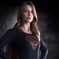 Melissa Benoist dalam kostum Supergirl nya.