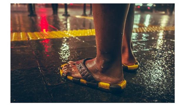 Potret Lelaki Kecil Pengojek Payung